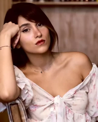 İranda hicabsız çıxış edən müğənniyə 74 şallaq cəzası verilib
