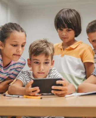 Şagirdlərin məktəbdə smartfondan istifadəsi qadağan olunur