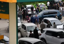 Ruslar benzin növbəsində qırılırlar