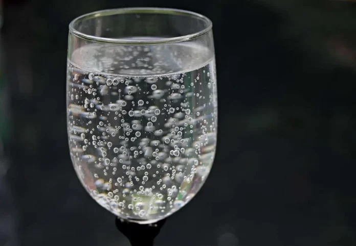 1787300173_water-glass-g2d81982b7_1280-1.jpg